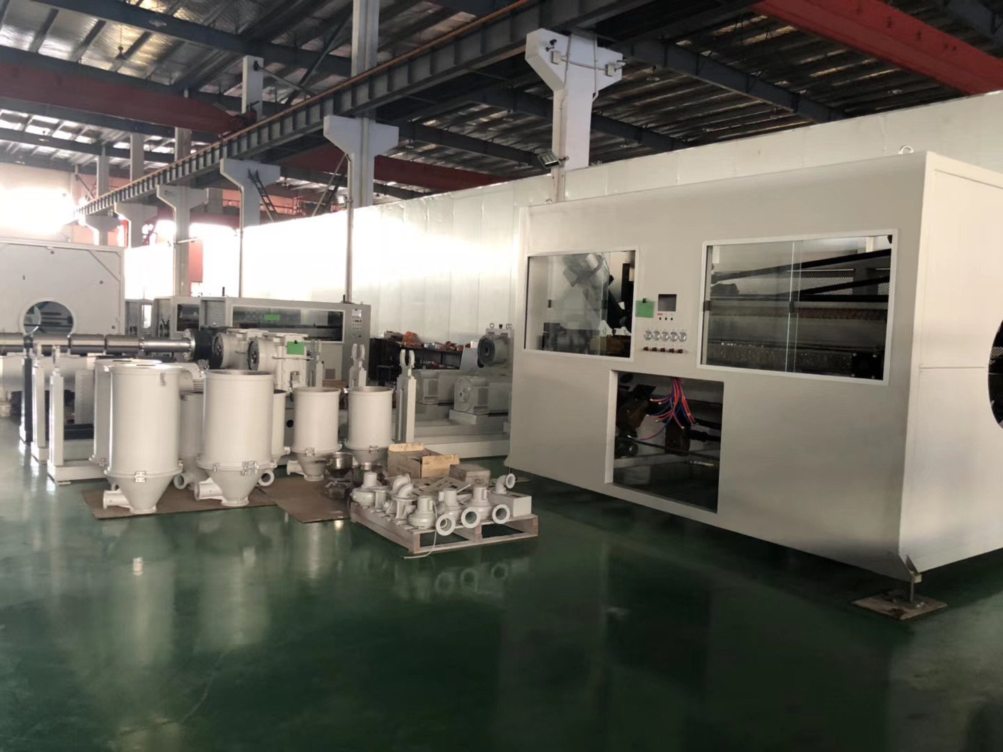 騰遠股份800mm、500mm口徑PE實壁管生產線共十一條即將交付使用！